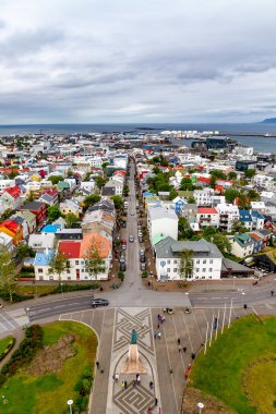 Bir yaz günü Reykjavik, İzlanda 'da çeşitli geleneksel renkli binalar ve çatıların panoramik manzarası