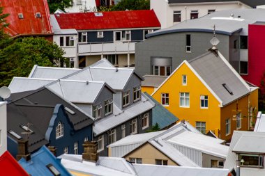 Bir yaz günü Reykjavik, İzlanda 'da çeşitli geleneksel renkli binalar ve çatılara yakın çekim