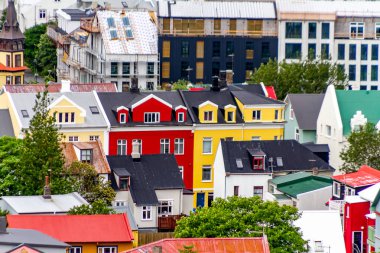 Bir yaz günü Reykjavik, İzlanda 'da çeşitli geleneksel renkli binalar ve çatılara yakın çekim