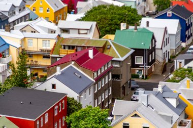 Bir yaz günü Reykjavik, İzlanda 'da çeşitli geleneksel renkli binalar ve çatılara yakın çekim