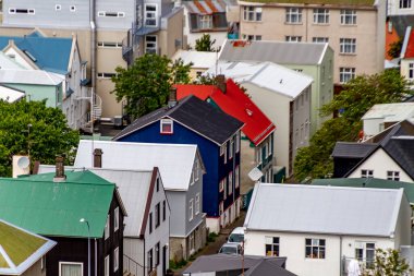 Bir yaz günü Reykjavik, İzlanda 'da çeşitli geleneksel renkli binalar ve çatılara yakın çekim