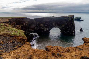 Dyrholaey kaya oluşumu bulutlu bir gün, Güney İzlanda
