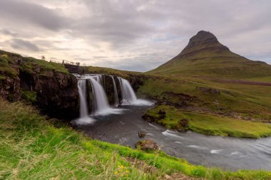 Kirkjufell dağı ve şelalesi kasvetli bir günde, Snaefellsnes Yarımadası, Batı İzlanda