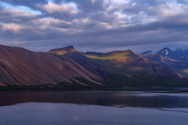 Suyun ötesinden dağlara, Batı İzlanda, İzlanda