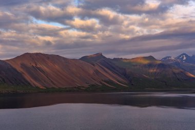 Suyun ötesinden dağlara, Batı İzlanda, İzlanda