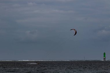 Endonezya 'da, kasvetli bir öğleden sonra, Bali sahilinde Kiting