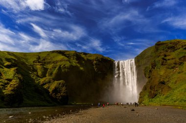Skogafoss şelalesi Skogar nehrine akıyor, Katla Geopark, Güney İzlanda, İzlanda
