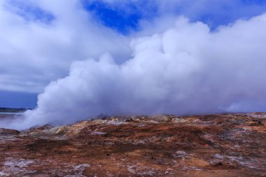 Gunnuhver 'dan yükselen buhar, Reykjanes UNESCO Global Geopark, Reykjanes Yarımadası, İzlanda