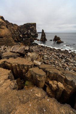 Valahnukur uçurumu ve Kuzey Atlantik kıyısı, Reykjanes UNESCO Global Geopark, Güney Yarımadası, İzlanda