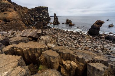 Valahnukur uçurumu ve Kuzey Atlantik kıyısı, Reykjanes UNESCO Global Geopark, Güney Yarımadası, İzlanda