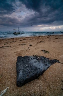 Bali, Alacakaranlık 'taki Sanur Plajı' nda taşlar