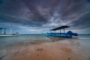 Geleneksel Jukung Teknesi Sunset, Sanur Sahili, Bali.