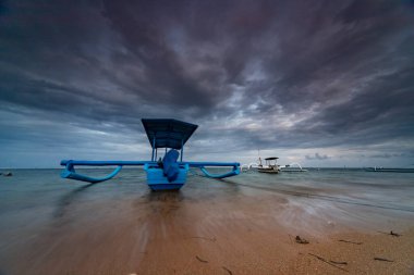 Geleneksel Jukung Teknesi Sunset, Sanur Sahili, Bali.