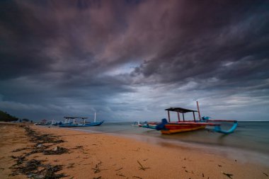 Geleneksel Jukung Teknesi Sunset, Sanur Sahili, Bali.