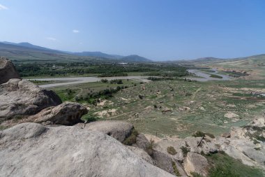 Gürcistan 'daki eski Uplistsikhe Mağara Şehri' nin Temiz Mavi Gökyüzü altındaki manzarası