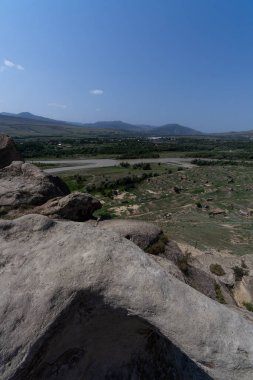 Gürcistan 'daki eski Uplistsikhe Mağara Şehri' nin Temiz Mavi Gökyüzü altındaki manzarası