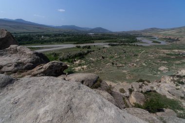 Gürcistan 'daki eski Uplistsikhe Mağara Şehri' nin Temiz Mavi Gökyüzü altındaki manzarası