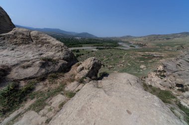 Gürcistan 'daki eski Uplistsikhe Mağara Şehri' nin Temiz Mavi Gökyüzü altındaki manzarası