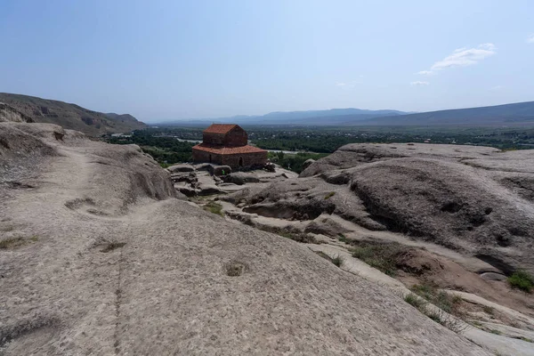 Gürcistan 'daki eski Uplistsikhe Mağara Şehri' nin Temiz Mavi Gökyüzü altındaki manzarası