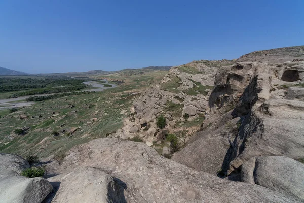 Gürcistan 'daki eski Uplistsikhe Mağara Şehri' nin Temiz Mavi Gökyüzü altındaki manzarası