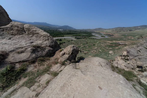 Gürcistan 'daki eski Uplistsikhe Mağara Şehri' nin Temiz Mavi Gökyüzü altındaki manzarası