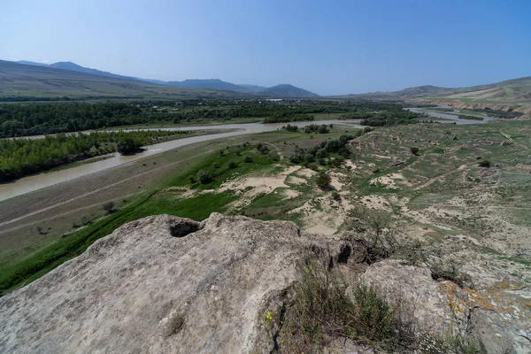 Gürcistan 'daki eski Uplistsikhe Mağara Şehri' nin Temiz Mavi Gökyüzü altındaki manzarası