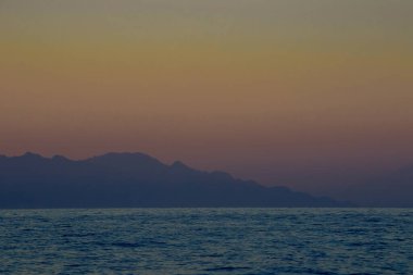 Sakin Sularda Renkli Bali Gündoğumu