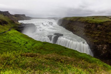 İzlanda 'daki Gullfoss Şelalesinin Puslu Gücü
