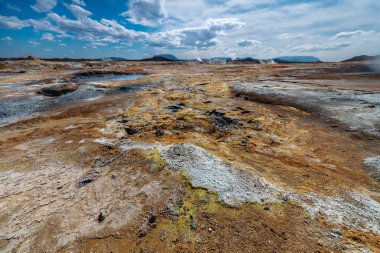 İzlanda Dağlık Bölgesinde Jeotermal Çamur Çömlekleri