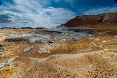 İzlanda Dağlık Bölgesinde Jeotermal Çamur Çömlekleri