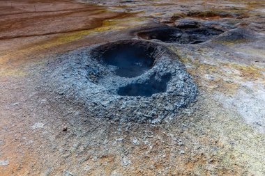 İzlanda Dağlık Bölgesinde Jeotermal Çamur Çömlekleri