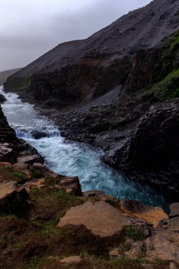 İzlanda 'da bazalt kanyon ve nehir akışı