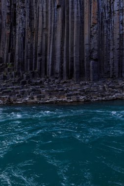 İzlanda 'da bazalt kanyon ve nehir akışı