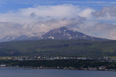 Yaz Bulutları Altında Akureyri Limanı Manzarası, İzlanda