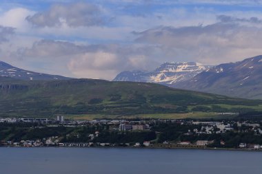 Yaz Bulutları Altında Akureyri Limanı Manzarası, İzlanda