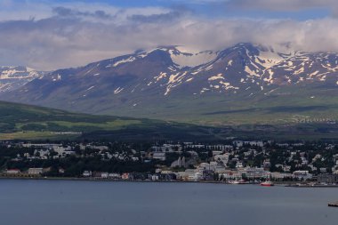Yaz Bulutları Altında Akureyri Limanı Manzarası, İzlanda