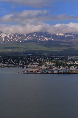 Yaz Bulutları Altında Akureyri Limanı Manzarası, İzlanda
