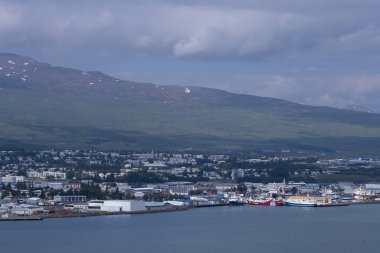 Yaz Bulutları Altında Akureyri Limanı Manzarası, İzlanda