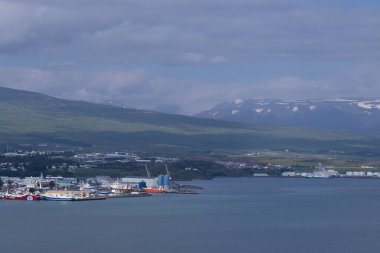 Yaz Bulutları Altında Akureyri Limanı Manzarası, İzlanda