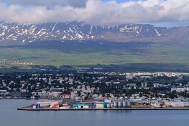 Yaz Bulutları Altında Akureyri Limanı Manzarası, İzlanda