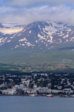 Yaz Bulutları Altında Akureyri Limanı Manzarası, İzlanda