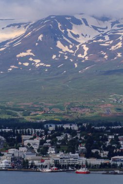 Yaz Bulutları Altında Akureyri Limanı Manzarası, İzlanda