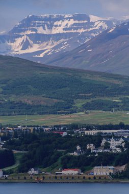 Yaz Bulutları Altında Akureyri Limanı Manzarası, İzlanda