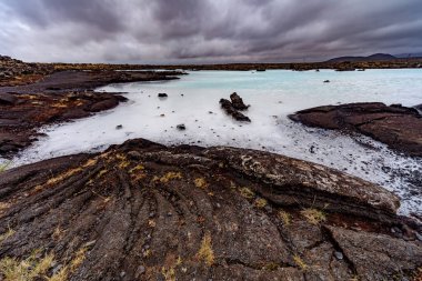 İzlanda 'nın Puslu Jeotermal Kıyıları Mavi Göldeki Mavi Sular