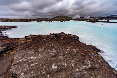İzlanda 'nın Puslu Jeotermal Kıyıları Mavi Göldeki Mavi Sular