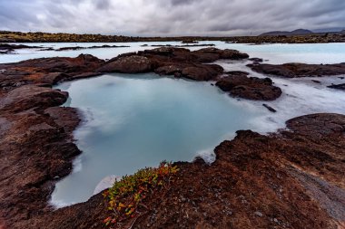 İzlanda 'nın Puslu Jeotermal Kıyıları Mavi Göldeki Mavi Sular
