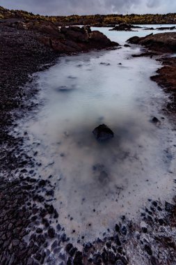 İzlanda 'nın Puslu Jeotermal Kıyıları Mavi Göldeki Mavi Sular