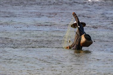 Bali 'nin Sığ Kıyı Sularında Geleneksel Balıkçı Döküm Ağı
