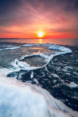 Litvanya 'daki Baltık Denizi Kıyısında Donmuş Gün Batımı