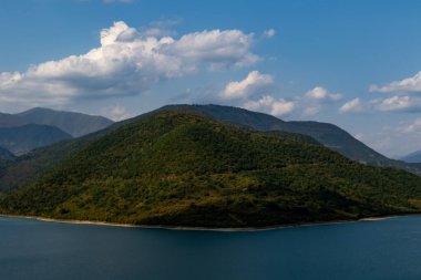 Gürcistan 'daki Aragvi Nehri Vadisi' nin sakin manzarası